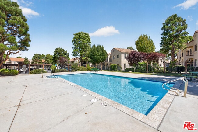 Building Photo - 2554 Olive Dr