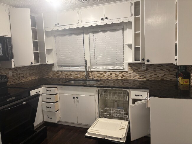 Building Photo - 513 Camp Dr