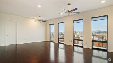 Building Photo - Gorgeous Apartment in Arthouse!