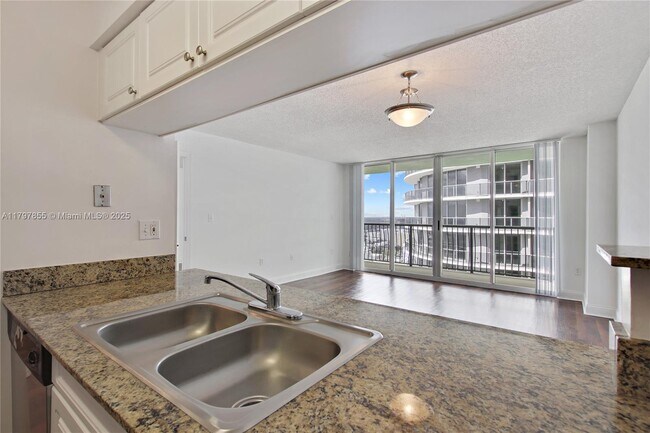 Building Photo - 1756 N Bayshore Dr