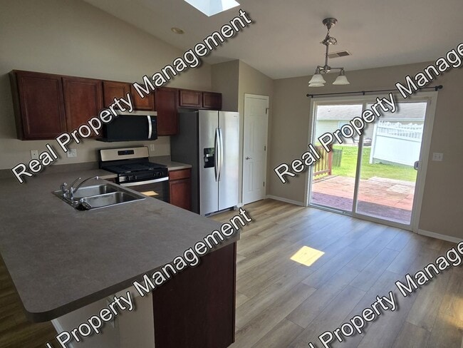Building Photo - Updated Three Bedroom Duplex