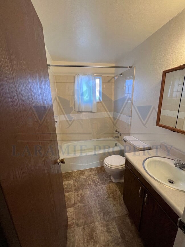 Building Photo - 4 Bed 1.5 Bath Townhouse Style Apartment