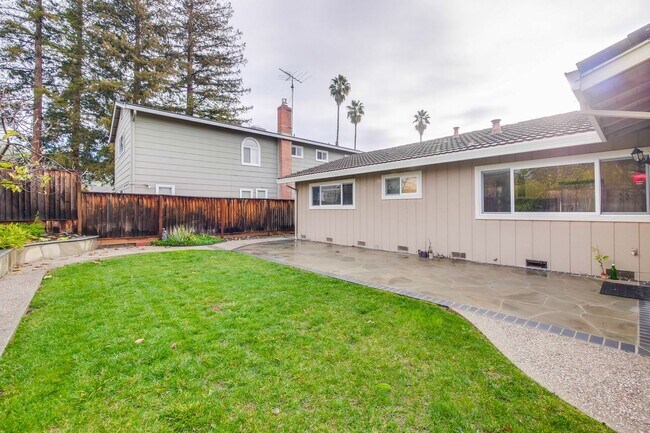 Building Photo - Warm and Inviting 3 bedroom, 2 Bath Home