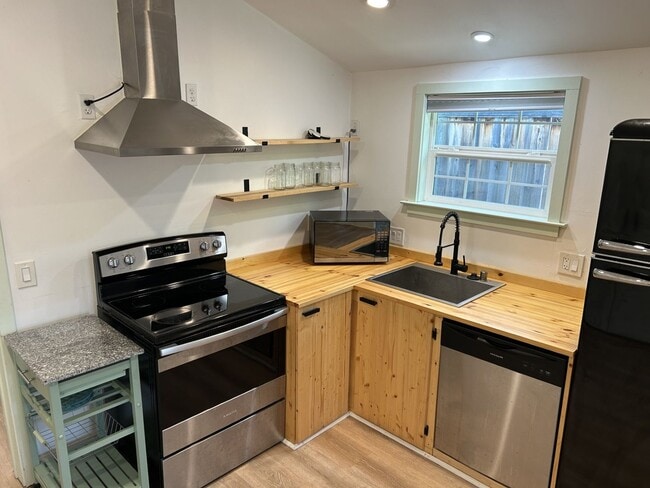 Building Photo - Amazing Super Cute Stand-Alone Studio in B...