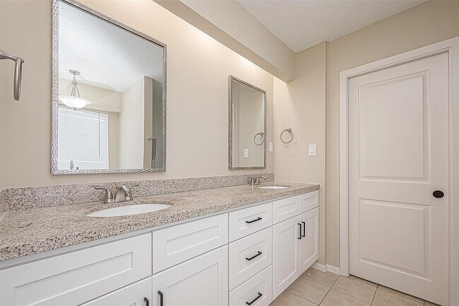 Building Photo - 15730 Oak Mountain Dr