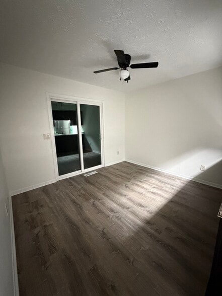 Building Photo - 9862 Mandel Dr