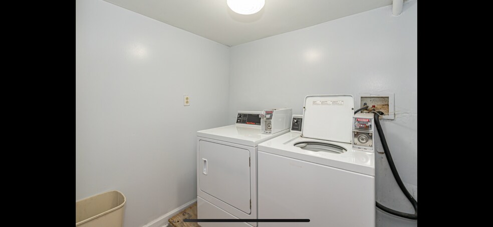 Building Photo - 4837 Grove St