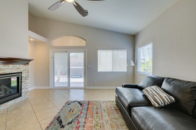 Building Photo - IMMACULATE & IMMEDIATE OCCUPANCY 3BEDROOM GREEN VALLEY BEAUTY!