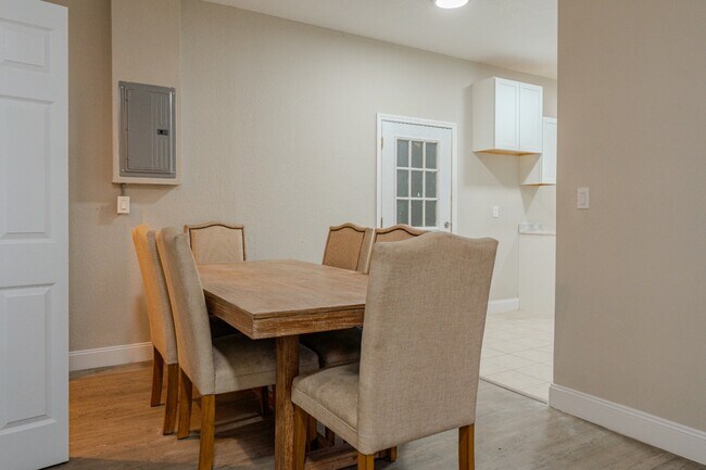 Building Photo - 129 W Church St