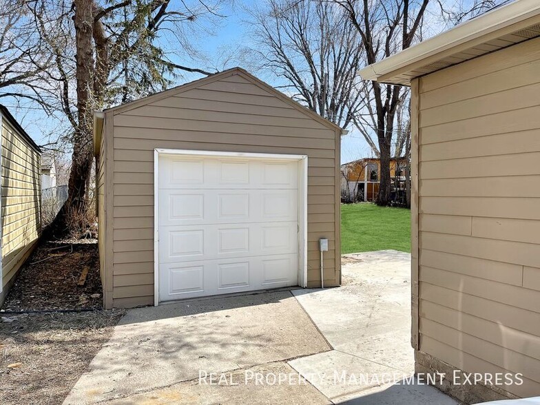 Building Photo - Beautiful 3 Bedroom Home in Southwest Siou...