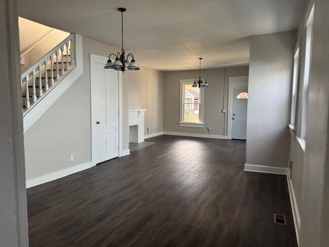 Building Photo - 2 Bedroom 1 1/2 Bath Beautifully Renovated Home in Historic Huffman Area