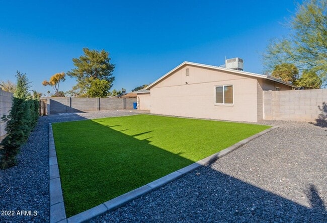 Building Photo - SFH 3-2