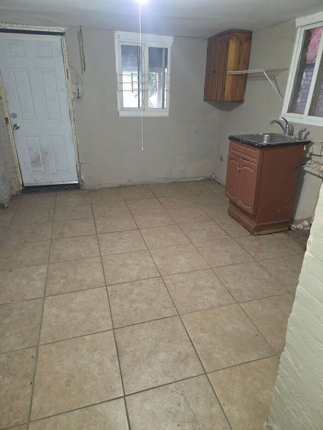 Building Photo - 5BR/1.5BA Row Home with Backyard and Laundry Hookups