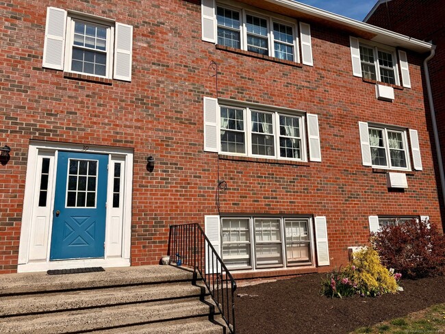 Building Photo - 39 Briarwood Ln