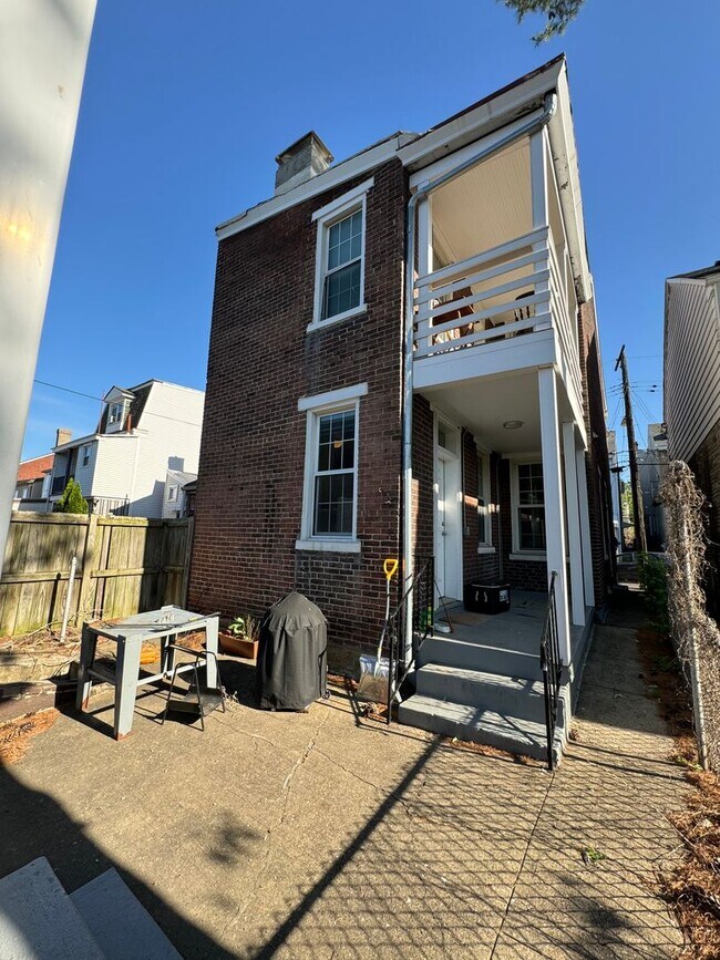 Building Photo - Coming soon! Stylish 3 Bedroom 1.5 Bathroo...