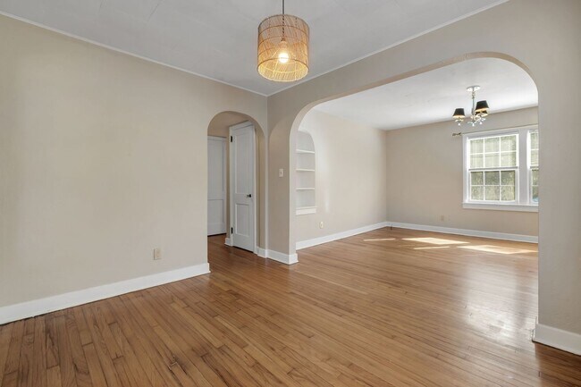 Building Photo - Charming Midtown Apartment