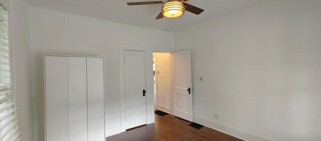 Building Photo - Adorable Red Bank Home!