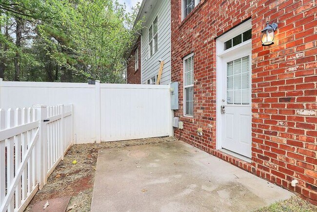 Building Photo - Beautiful End Unit 3BD/2.5BA Townhome in the Cedar Walk Community!