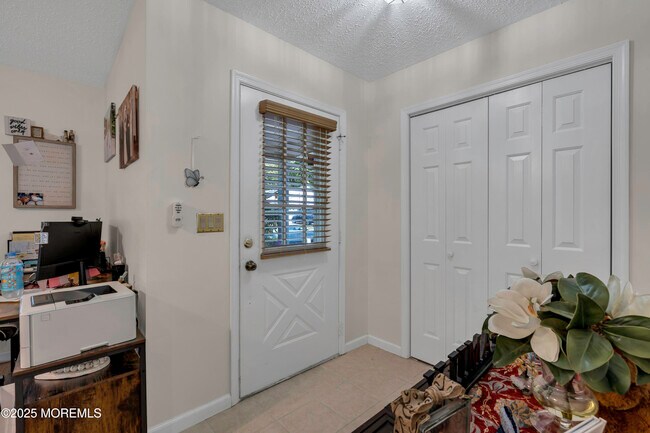 Building Photo - 143 Pine Oak Blvd