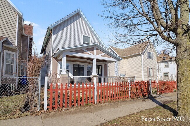 Building Photo - Spacious 5-Bed Home with 2.5 Baths