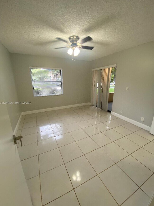 Building Photo - 9999 Summerbreeze Dr
