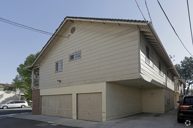 Building Photo - 6303-6305 Comstock Ave