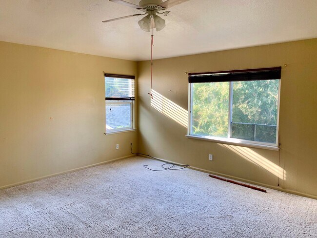 Building Photo - 4 Bed with Large Backyard!