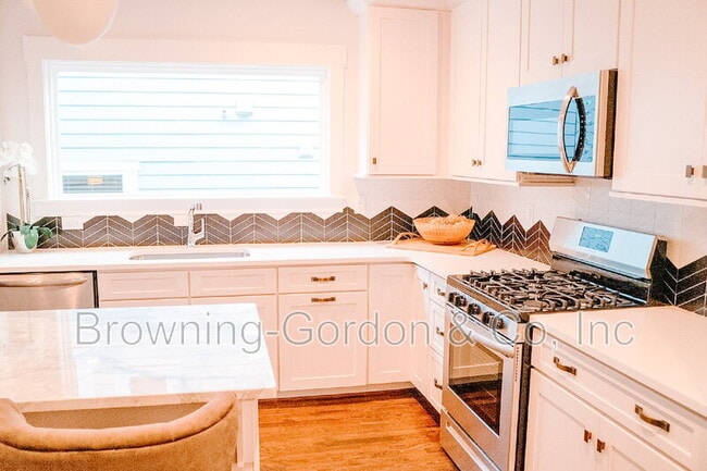 Building Photo - 2156 Byrum Ave