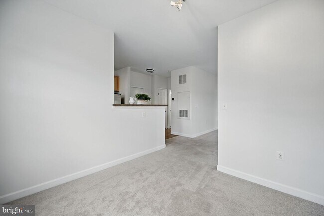 Building Photo - 42496 Mayflower Terrace