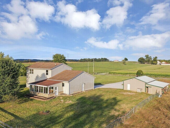 Building Photo - Your country retreat awaits!