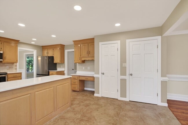 Building Photo - 5 Bed, 2.5 Bath Home in the Heart of Red Mill Farms