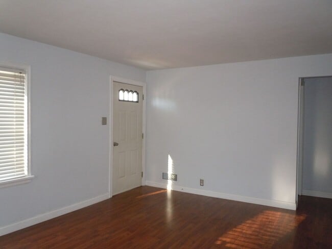 Building Photo - Cute Two Bedroom Cottage with Garage!