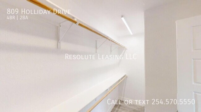 Building Photo - 809 Holliday Dr