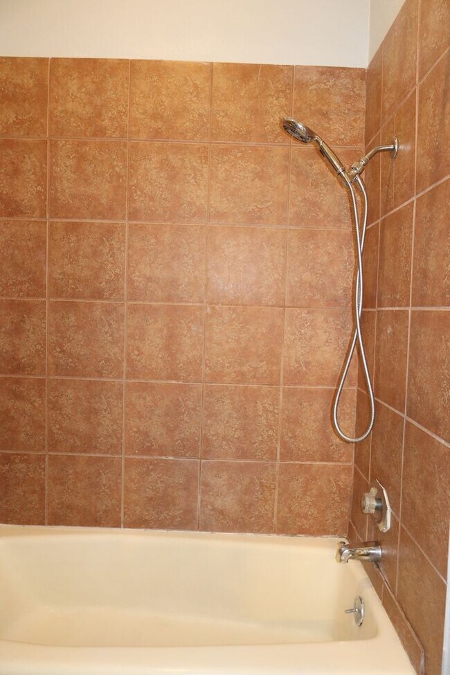 Building Photo - Wesdgewood West Campus - 1BD / !BA - 10 Ft Ceilings - Nodern Appliances - Gated - W/D -  $1000