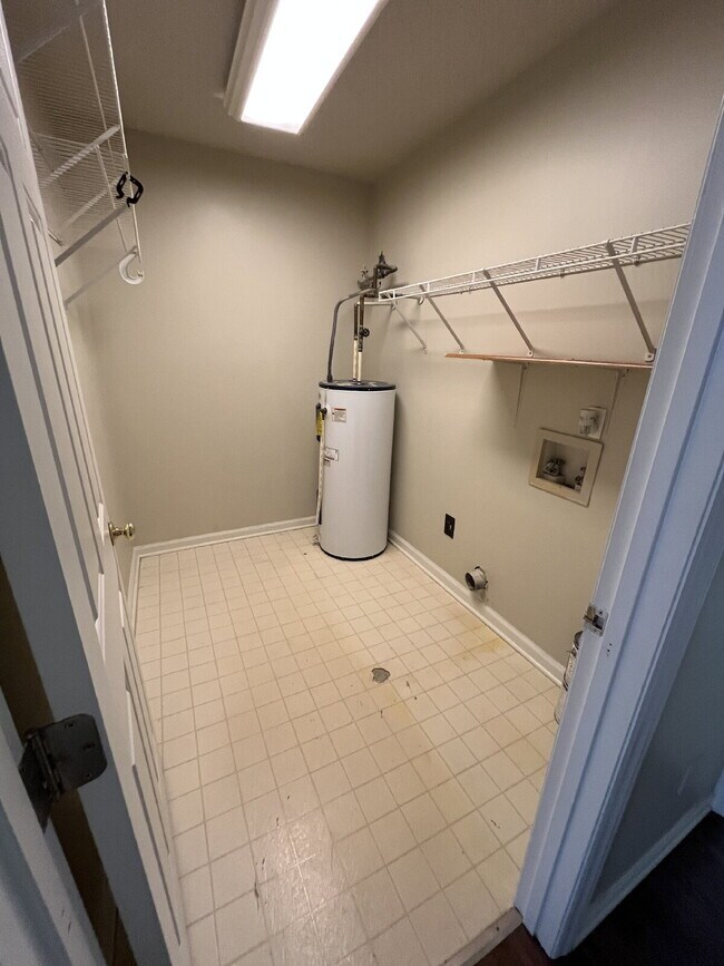 Building Photo - "Charming 2-Bed, 2-Bath Retreat in High Point's Peaceful Ambassador Court!"