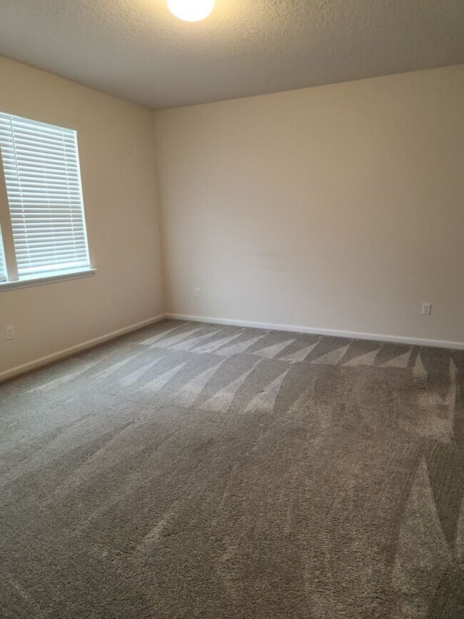 Building Photo - Perfect size, perfect location!