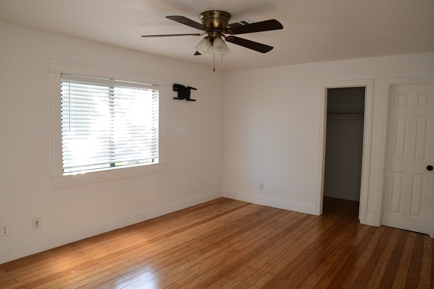 Building Photo - 925 Willow Tree Dr