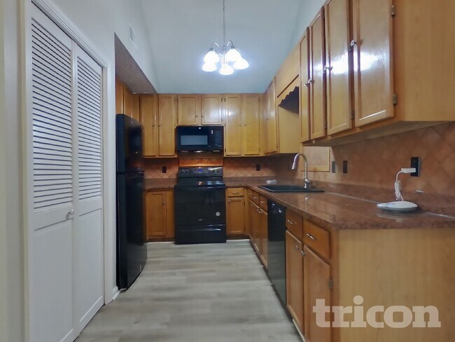 Building Photo - 623 Lockhart Ct NE