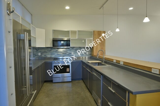 Building Photo - 1150 E 15th St