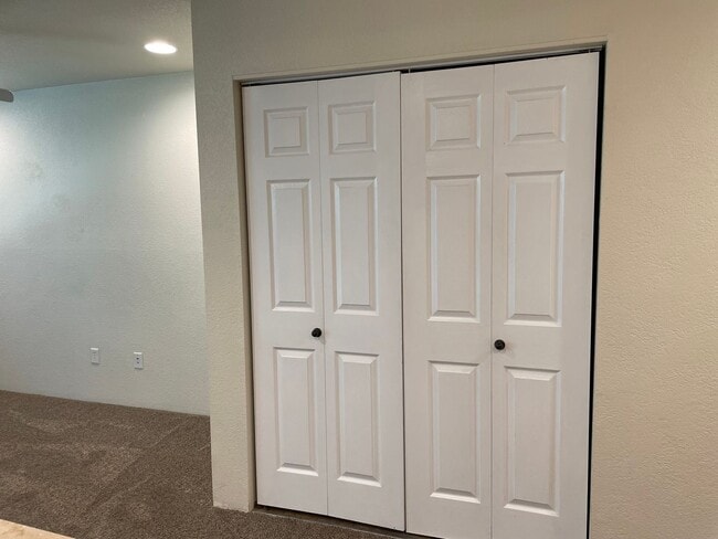 Building Photo - Very Nice 3 Bedroom 2.5 Bathroom Townhome ...