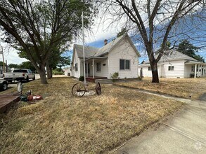 Building Photo - 2bed, 1bath 1,186sq.ft. home with large de...