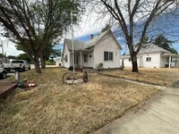 Building Photo - 2bed, 1bath 1,186sq.ft. home with large de...