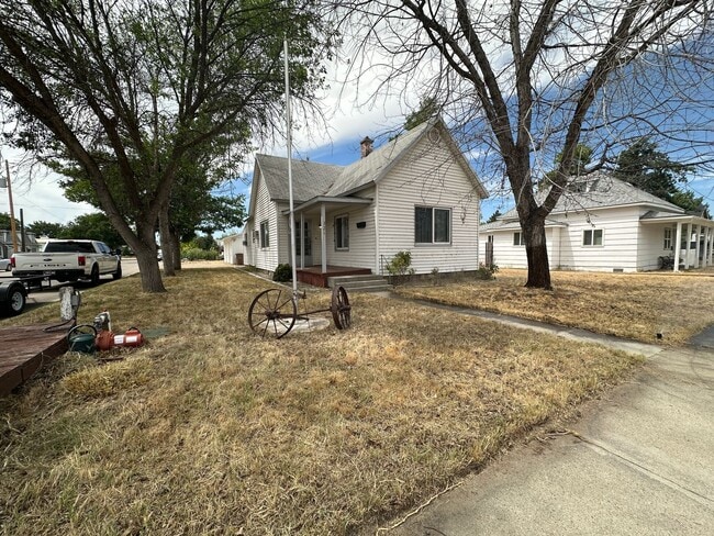 Primary Photo - 2bed, 1bath 1,186sq.ft. home with large de...