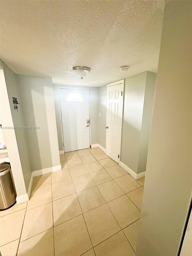 Building Photo - 2860 Somerset Dr