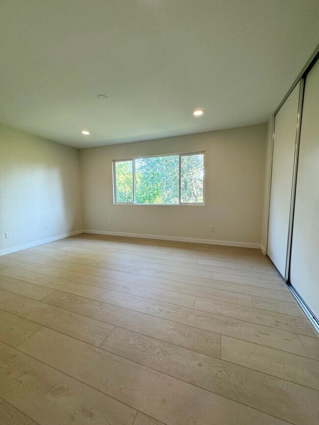 Building Photo - Live in West Redding!!