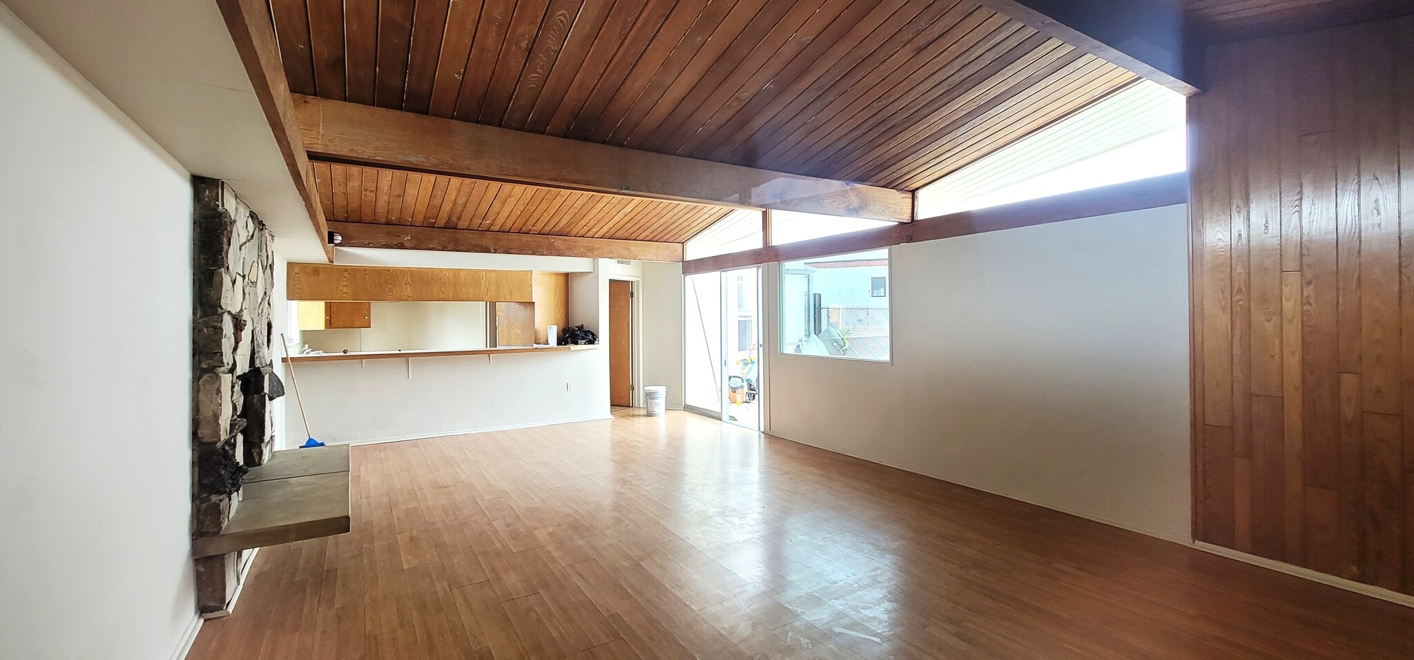 HOUSE - 218 W Carson St
