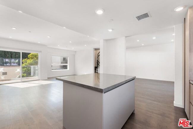 Building Photo - 849 N Alta Vista Blvd