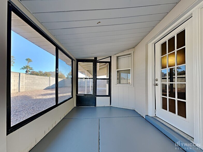 Building Photo - 8838 W Cinnabar Ave