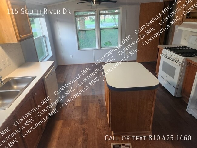Building Photo - 115 S River Dr