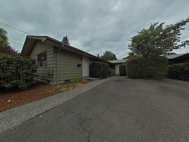 Primary Photo - 2 Bedroom Duplex ~ Close to Campus ~ Cat F...
